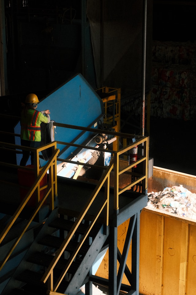 ouvrier dans une entreprise de retraitement des déchets
