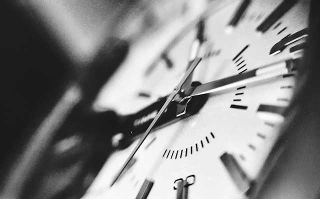 horloge en noir et blanc représentant le temps qui passe