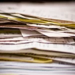 un tas de factures empilées les unes sur les autres