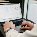 Analyse des données de paiement et du risque client sur ordinateur portable